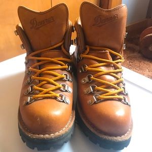 Danner Hiking Boots Women’s Mountain Light Cascade size 8 1/2